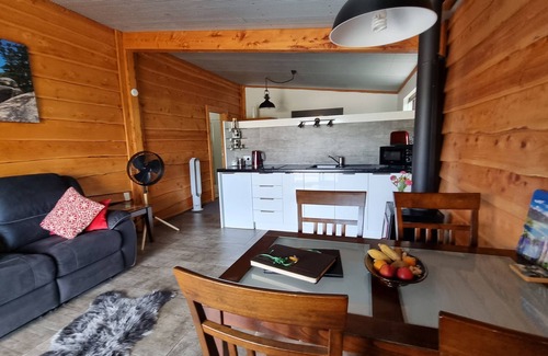 Whakamarama Cottage | Charmant Swiss - Kiwi Retreat, y compris le petit déjeuner continental.