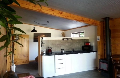 Whakamarama Cottage | Charmant Swiss - Kiwi Retreat, y compris le petit déjeuner continental.