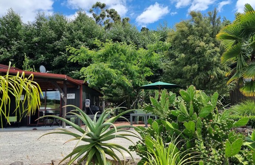 Whakamarama Cottage | Charmant Swiss - Kiwi Retreat, y compris le petit déjeuner continental.