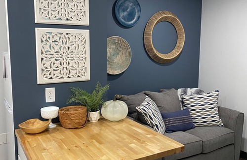 Lewistown Appartement | Sycamore Acres 303 Beachy vibes suite with full kitchen and living room