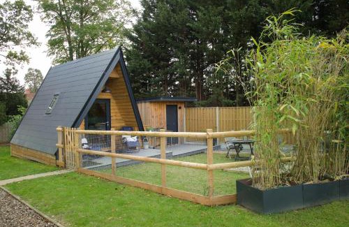 Toppesfield Maison | Sycamore Lodge with Hot Tub- Quirky & Romantic