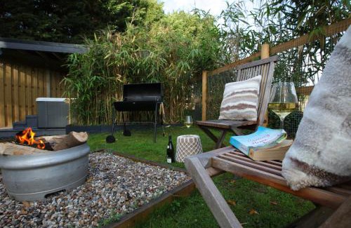 Toppesfield Maison | Sycamore Lodge with Hot Tub- Quirky & Romantic