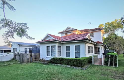 Miranda Maison | Sydney Meets Miranda, Comfy 4 Bedrooms Corner House