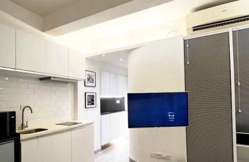 Sai Ying Pun Appartement | SYP01-A unique studio with front and back terrace