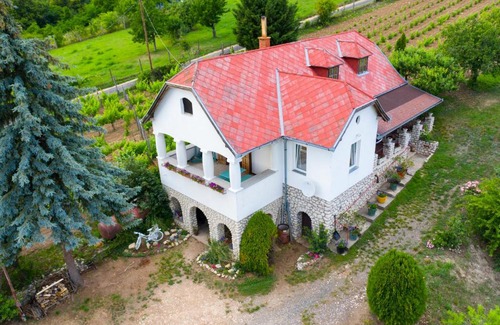 Sumeg Maison | Tér Pince