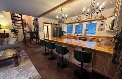 Ashford Cabine | T, s Creekside cabin. King Bed/ Hot tub/ treehouse