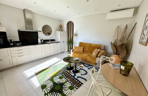 Sanary-sur-Mer Appartement | T2 climatisé 35m² vue mer avec terrasse et parking privé / plage et port à pied