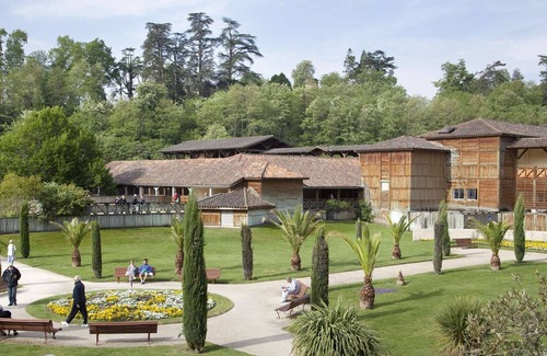 Cazaubon Appartement | T2 bis with veranda, countryside view for 4, parking, wifi