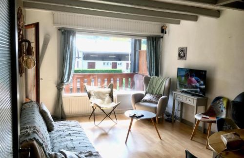 Saint-Lary-Soulan Appartement | T2 Centre Village - Proximité télécabine - Vue montagne Plein Sud - Terrasse couverte - Balcon - Chambre 1 Lit double en 160 - Salon 1 canapé convertible en 140 - Cuisine séparée