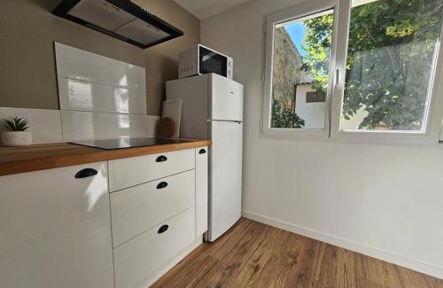 Meze Appartement | T2 climatisé à 50m du port et de la plage