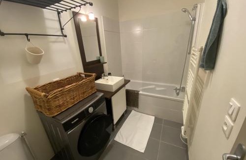Les 3 Cites Appartement | T2 cosy et calme, parking privé et fibre inclus