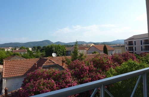Sanary-sur-Mer Appartement | T2 ,standing,52m2 ,HYPERCENTRE SANARY,parking,clim,wifi,calme,vue dégagée.
