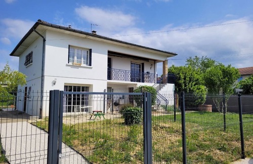Chaponost Appartement | T2 récent - jardin et terrasse - commerces à pieds