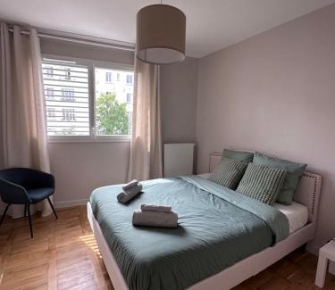 12th Arrondissement Appartement | T3 balcon parking clim 3mn pied metro 8 et T3