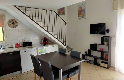 Lozari Appartement | T3 duplex à 10mn de la plage. Clim/Piscine. Commerces à proximité.