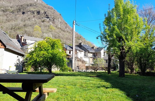 Bagneres-de-Luchon Appartement | T3 neuf 55m² lumineux, cœur Luchon, résidentiel, classé 3 étoiles