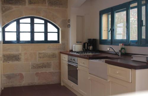 Zebbug Villa | Ta'Giannmarie Farmhouse.Traditional farmhouse with large private pool.
