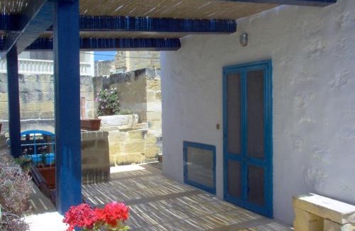 Zebbug Villa | Ta'Giannmarie Farmhouse.Traditional farmhouse with large private pool.