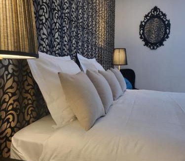 Mons Lit Et Petit-Déjeuner | Table et chambre particulière