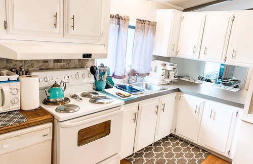 Midland Maison | Maison d'hôtes paisible 2brm / 2 salles de bain avec cuisine et buanderie!