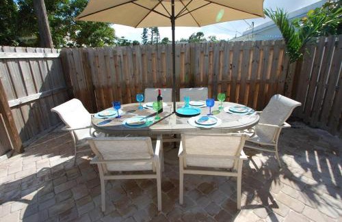 Port Canaveral Appartement | Tahitian Cottage - Heated Pool Walk to the Beach