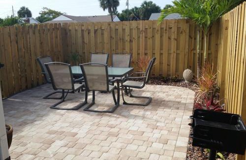 Port Canaveral Appartement | Tahitian Cottage - Heated Pool Walk to the Beach