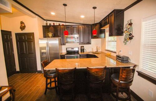 Port Canaveral Appartement | Tahitian Cottage - Heated Pool Walk to the Beach