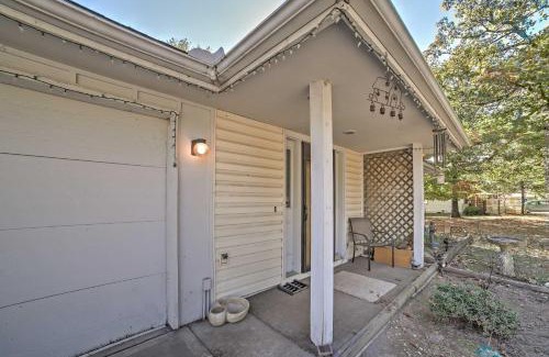 Scraper Maison | Tahlequah Duplex with Screened-in Porch and Fire Pit!