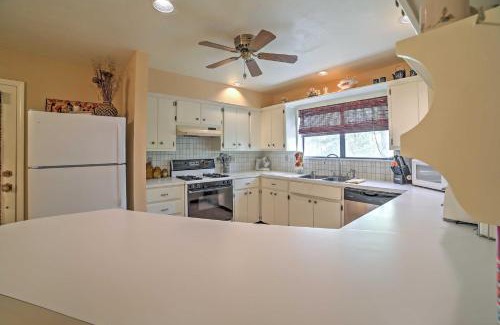 Scraper Maison | Tahlequah Duplex with Screened-in Porch and Fire Pit!