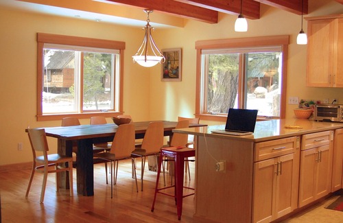 Tahoe Pines Maison | CABINE MODERNE PRES DU LAC / SKI / CABLE / WIFI