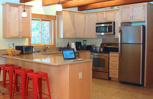 Tahoe Pines Maison | CABINE MODERNE PRES DU LAC / SKI / CABLE / WIFI
