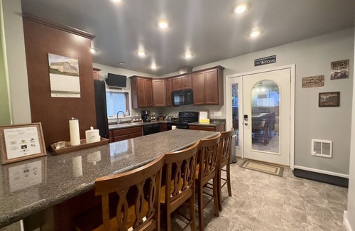 Webster Maison | Tails Up Retreat! Modern home minutes from world class hunting and fishing