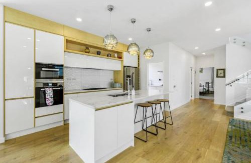 Hauraki Maison | Taka Retreat near Beach with Parking and Patio