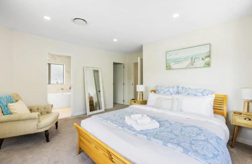 Hauraki Maison | Taka Retreat near Beach with Parking and Patio