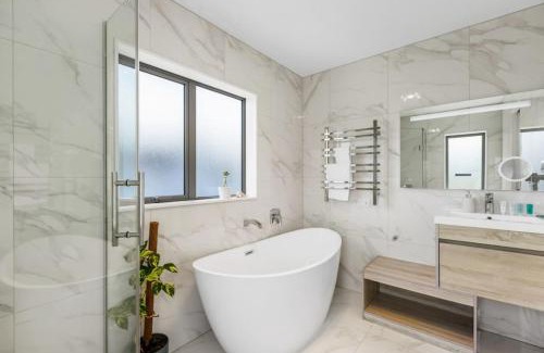 Hauraki Maison | Taka Retreat near Beach with Parking and Patio