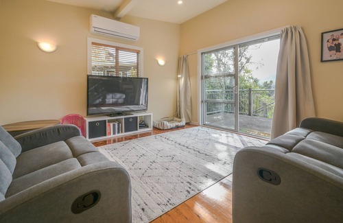 Akaroa Maison | Takamatua Treehouse - Takamatua Bay Holiday Home