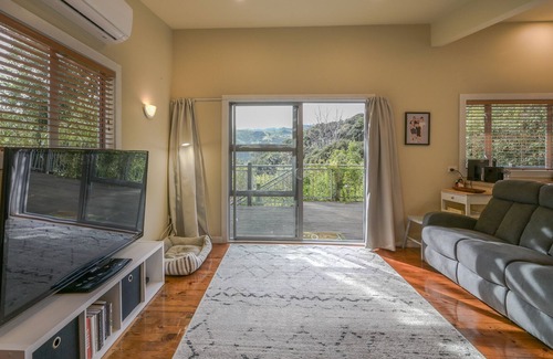Akaroa Maison | Takamatua Treehouse - Takamatua Bay Holiday Home