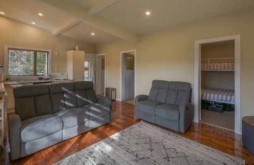 Akaroa Maison | Takamatua Treehouse - Takamatua Bay Holiday Home