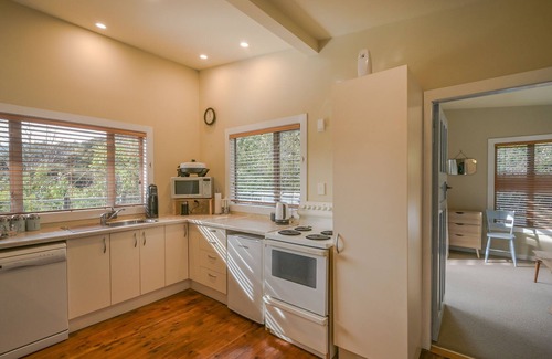 Akaroa Maison | Takamatua Treehouse - Takamatua Bay Holiday Home