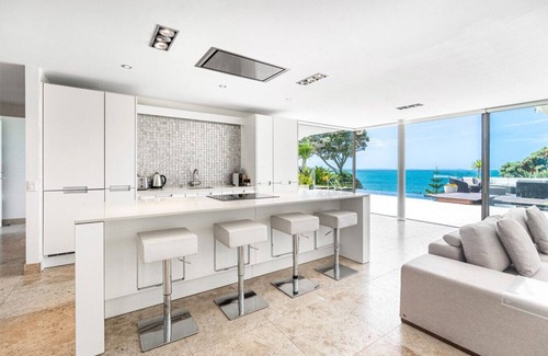 Hauraki Maison | Takapuna Clifftop with Pool & Hot Tub