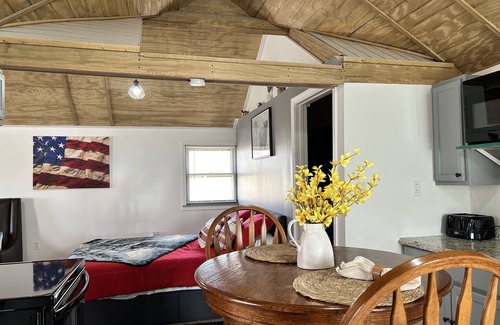 North Versailles Cottage | Take it easy at this unique and tranquil getaway.