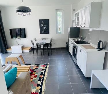Sakës Appartement | Tale beachfront flat