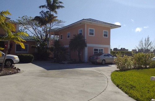 Yeoman Wood Appartement | Tallis Palace. 1-bedroom apartment with WiFi, AC in sunny Freeport. Car offered.