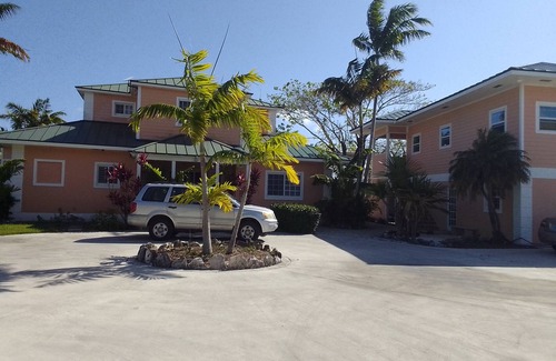 Yeoman Wood Appartement | Tallis Palace. 1-bedroom apartment with WiFi, AC in sunny Freeport. Car offered.