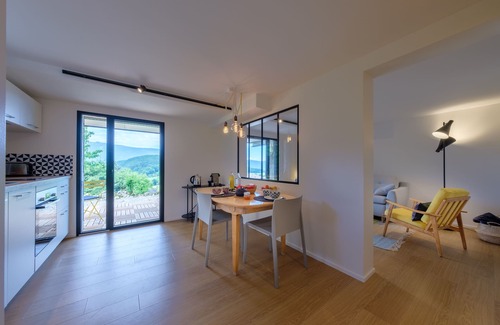 Talloires-Montmin Appartement | À TALLOIRES charmant gîte indépendant au calme, avec vue lac et montagnes