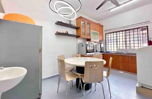Taman Universiti Maison | TAMAN UNIVERSITI THREE BEDROOMS 6-10Pax UTM, SKUDAI