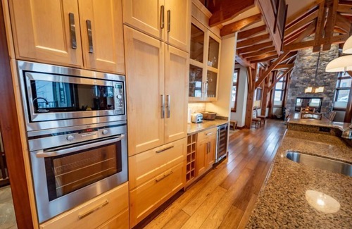 Revelstoke Cabine | Tamarack Lodge: Luxury Timber Frame Ski Lodge at Mountain Resort