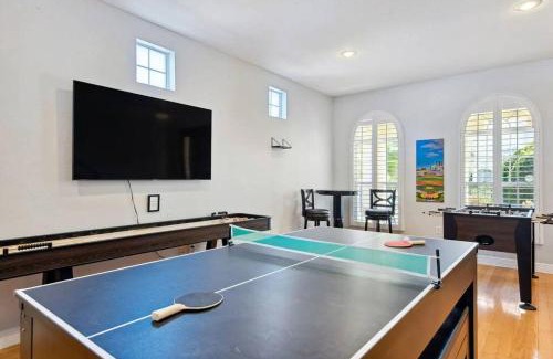Sun Bay South Maison | Tampa "Good Times" Private Large House With GameRoom - Sleeps 12, 4bdr, 3bth, Great Location, Quiet Community, Backyard