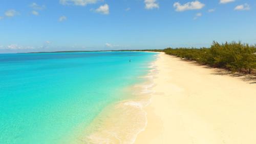 Deadmans Cay Maison | Tangerine Sunsets Long Island Santa Maria