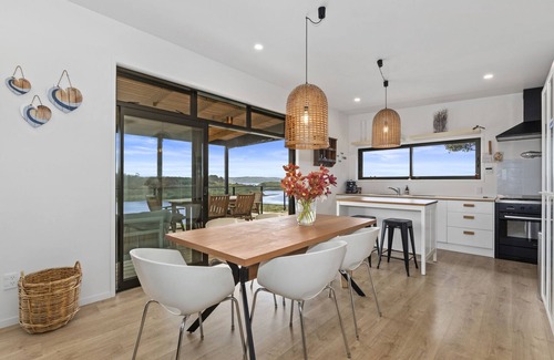 Te Tii Maison | Tapuaetahi Beach Marvel - Te Tii Holiday Home
